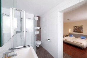 Regadera, amenidades de baño gratuitas, secadora de cabello, toallas 