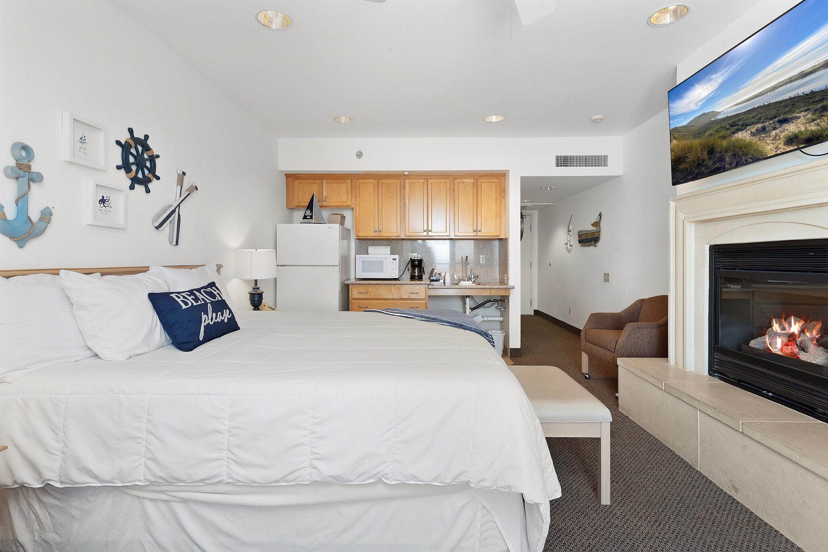 306 - beach success | living area | 42-inch smart tv with digital channels