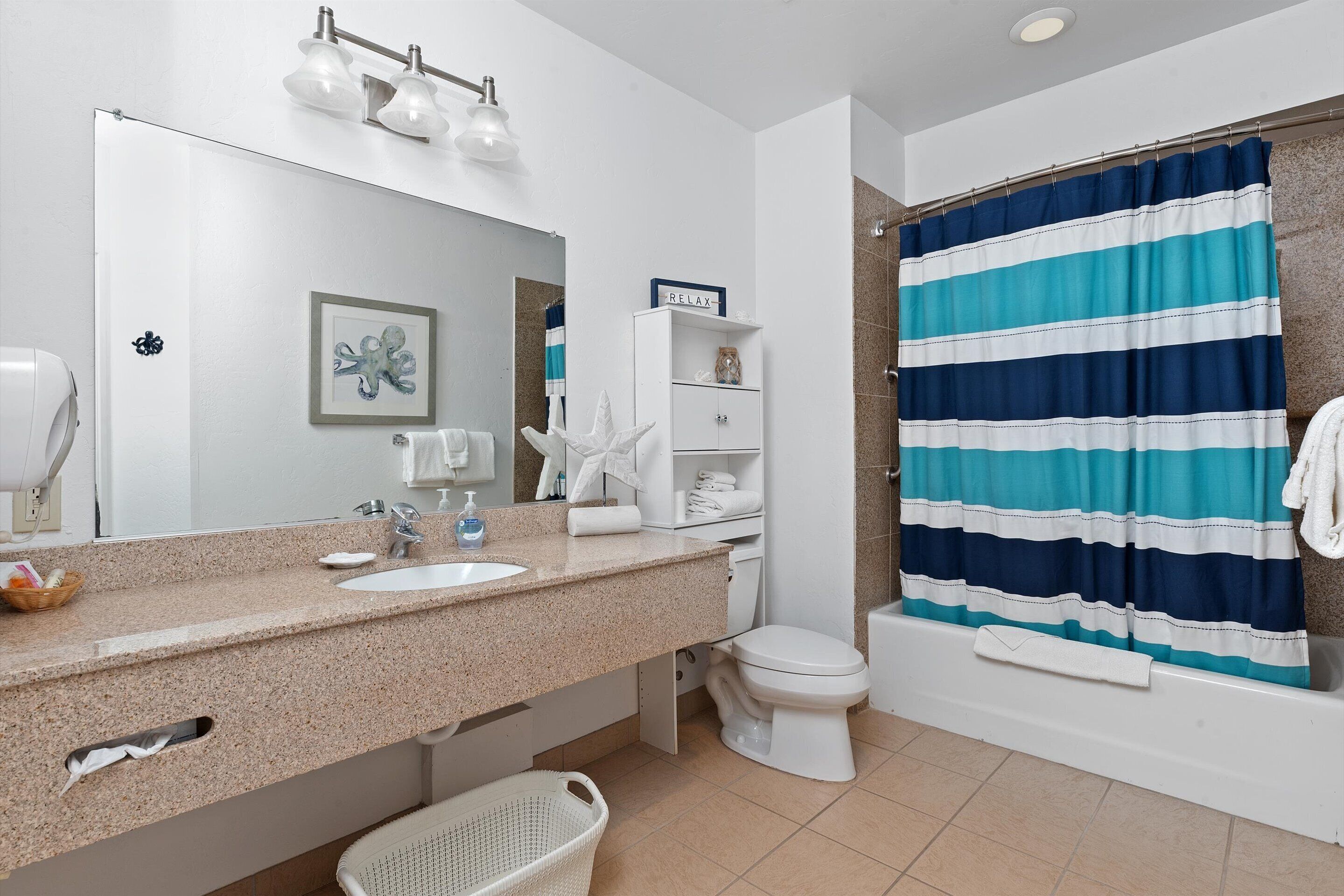 304 - atlantis | bathroom | combined shower/bathtub, designer toiletries, hair dryer, towels