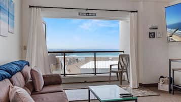 Camera, 1 camera da letto, vista oceano | Area soggiorno | Smart TV 42 pollici con canali digitali