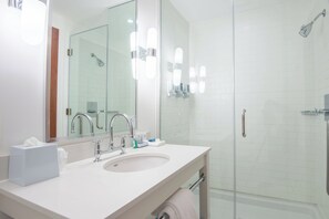 Regadera, amenidades de baño gratuitas, secadora de cabello, toallas 