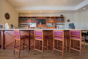 Bar (on property) - Four Points by Sheraton Saskatoon (Saskatoon)