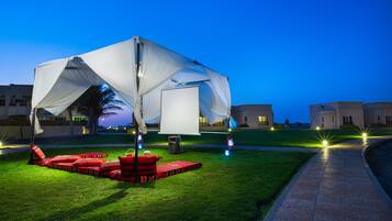 Majoituspaikan julkisivu illalla/yöllÀ