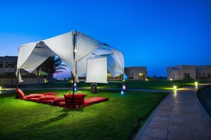 Fachada da propriedade à noite