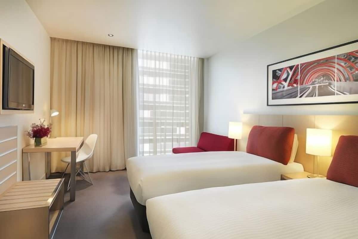 2 bedrooms, in-room safe, desk, blackout curtains