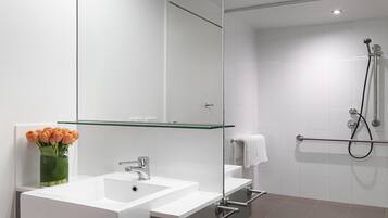 Ducha, artículos de tocador gratuitos, secador de pelo, toallas