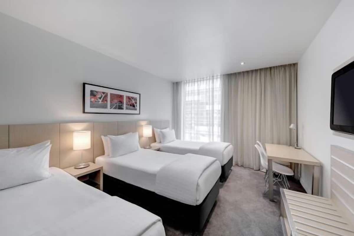 2 bedrooms, in-room safe, desk, blackout curtains