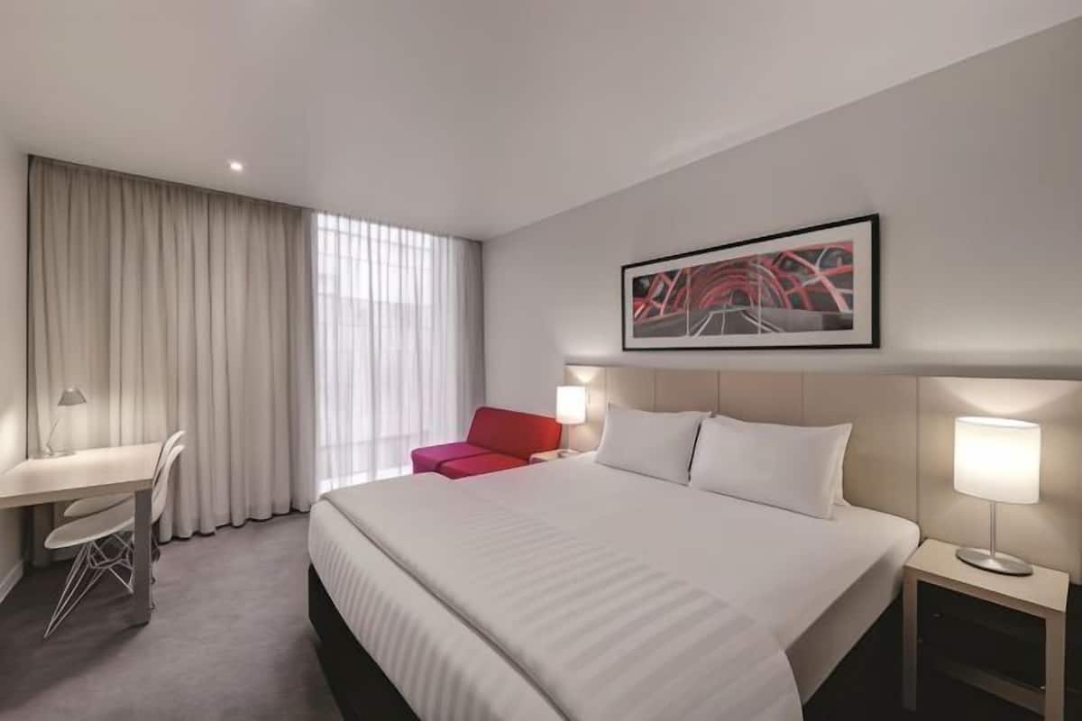 2 bedrooms, in-room safe, desk, blackout curtains
