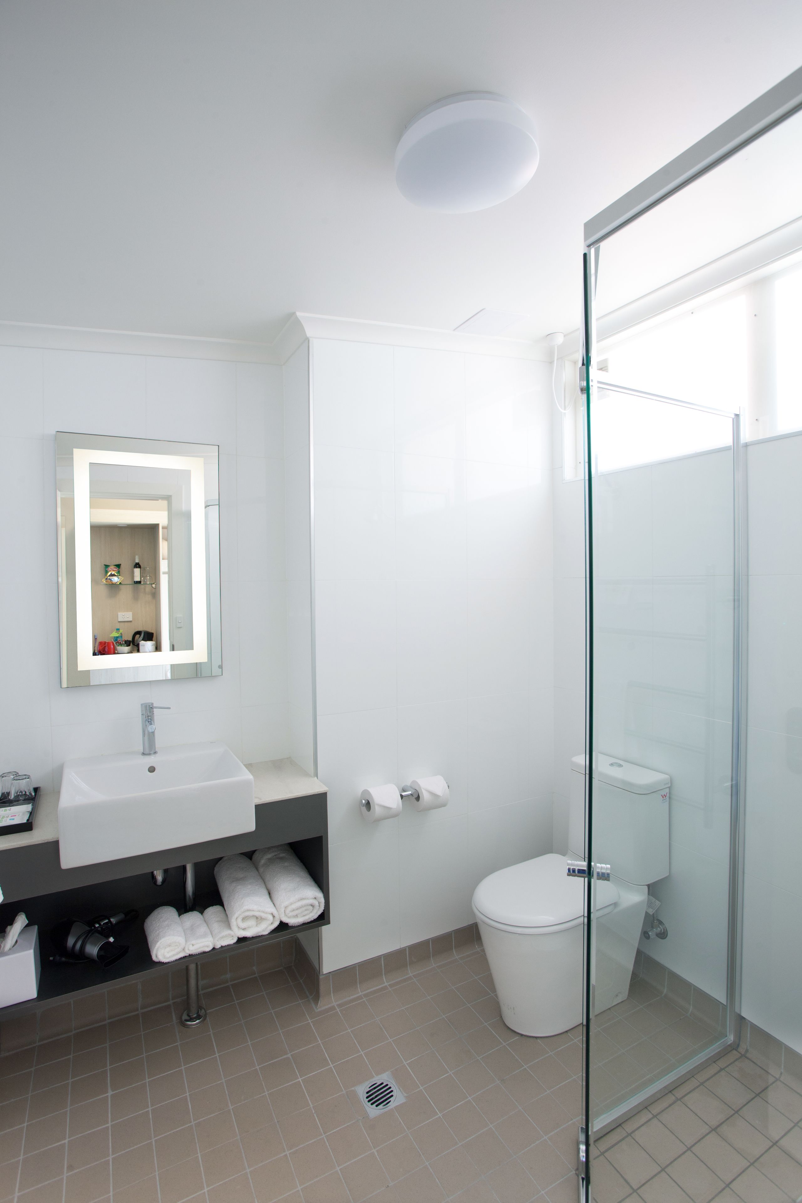Superior Room, 1 King Bed (King) | Bathroom | Shower, eco-friendly toiletries, hair dryer, towels