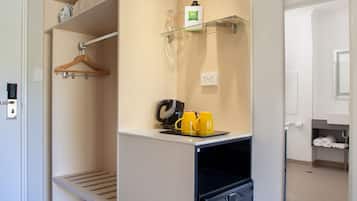 Minibar, caja de seguridad en la habitación y escritorio