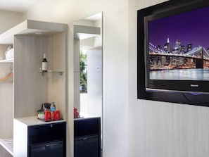 Superior-huone, 1 suuri parisänky (King) | Minibaari, tallelokero huoneessa, työpöytä