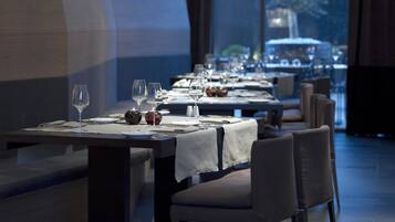 3 restaurants; breakfast, lunch and dinner served