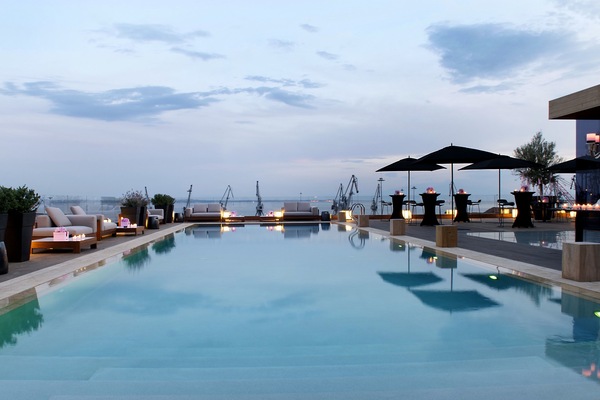 Inomhuspool, en säsongsöppen utomhuspool, parasoller och solstolar