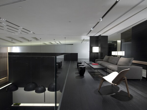 A modern office space with a sofa, a coffee table, and a desk area. - The Met Hotel, a member of Design Hotels (Thessaloniki)