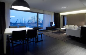 En 32-tommers Flatskjerm-TV med digitale kanaler samt TV