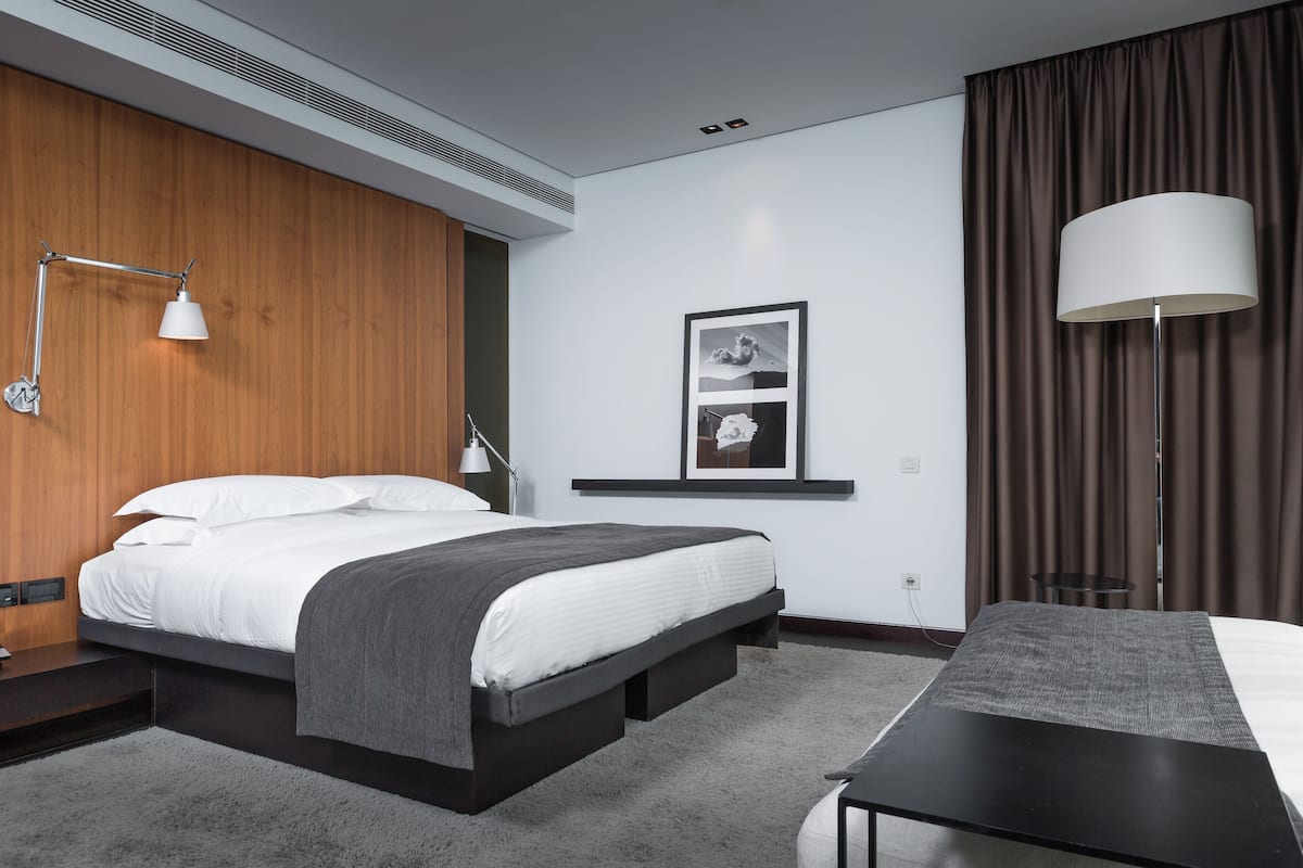 Suite monolocale Business | Biancheria da letto ipoallergenica, copriletto in piuma, minibar