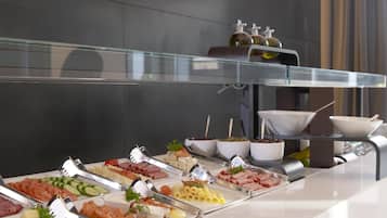 Sarapan prasmanan setiap hari (EUR 23 per orang)