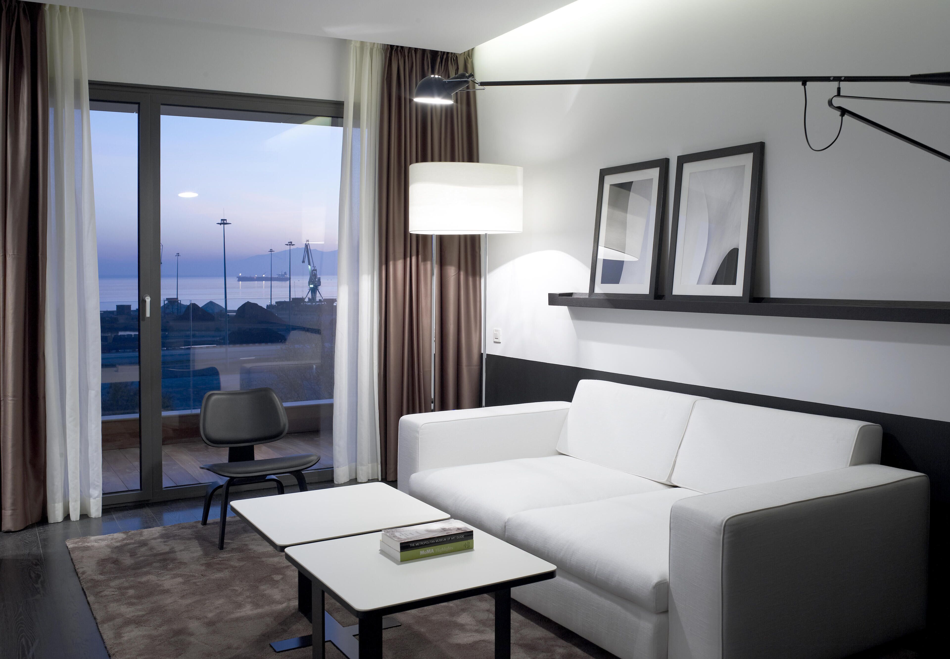 executive suite | hypo-allergenic bedding, down duvets, minibar, in-room safe