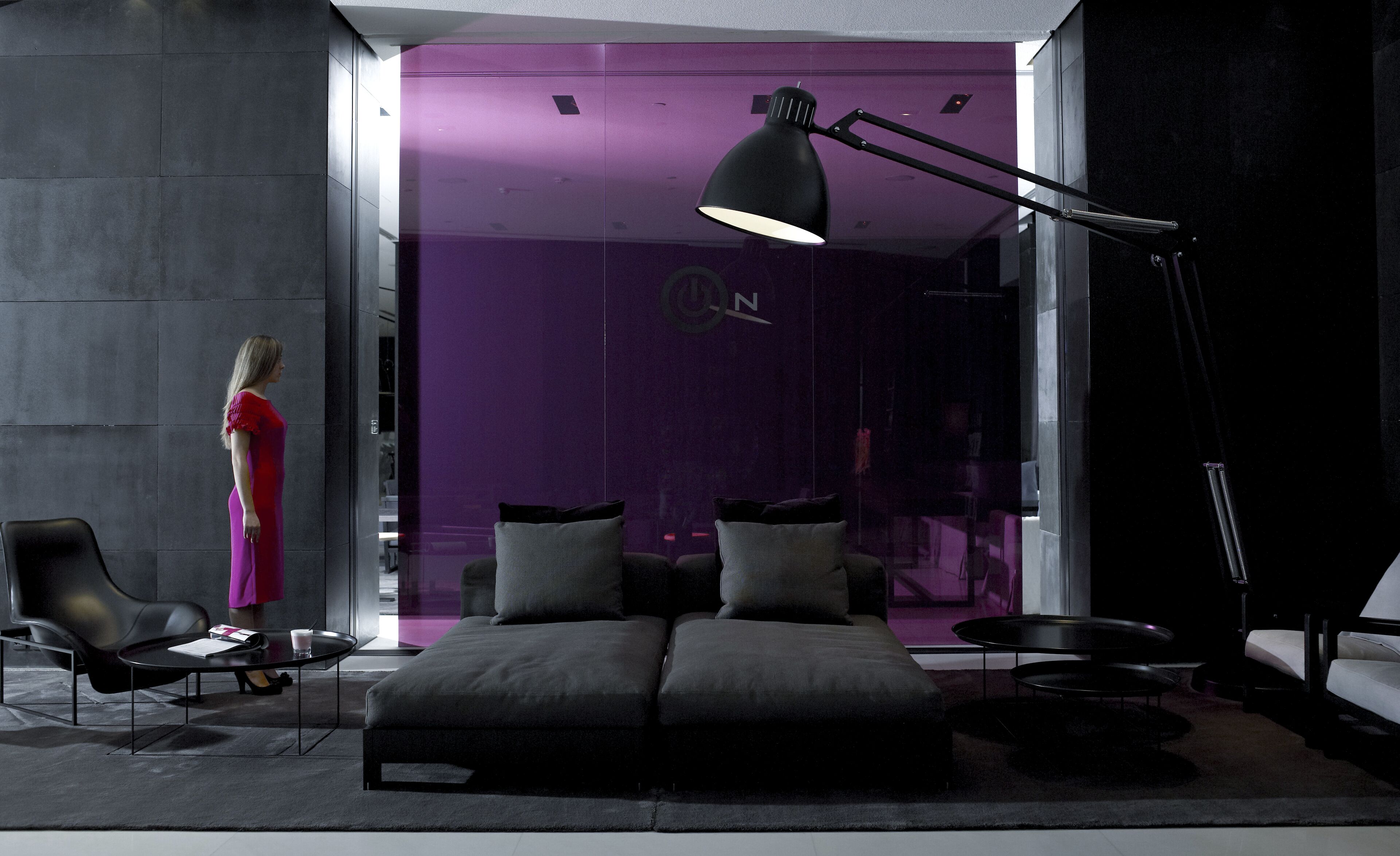 Un dormitorio moderno con una cama grande, un escritorio y una silla.