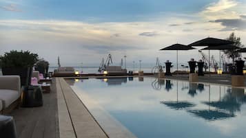 Una piscina techada, una piscina al aire libre de temporada