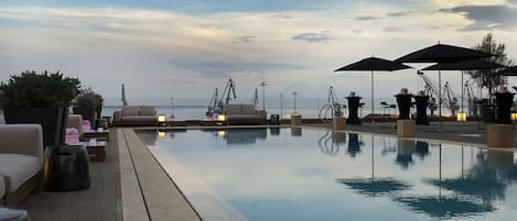 Una piscina cubierta, una piscina al aire libre de temporada, tumbonas