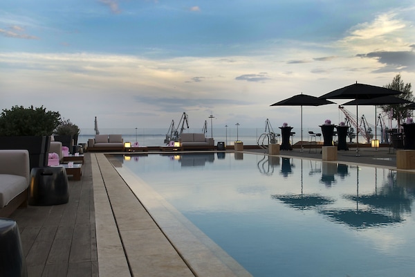 Piscina coperta, piscina stagionale all'aperto, ombrelloni da piscina