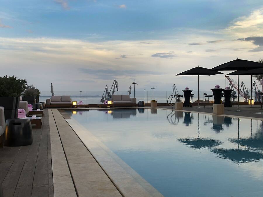 Piscina interna, piscina externa sazonal, guarda-sóis, espreguiçadeiras