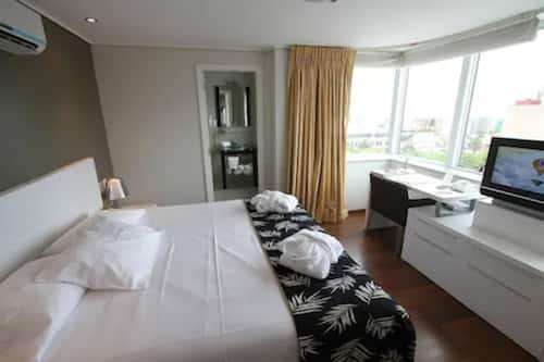 Suíte, vista para o rio | Roupas de cama premium, frigobar, cofres nos quartos