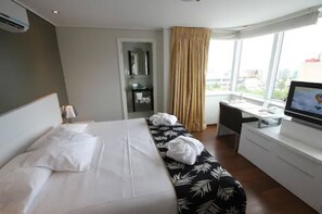 Suite, River View | Premium bedding, minibar, in-room safe, individually furnished - Regency Golf - Hotel Urbano (Montevideo)