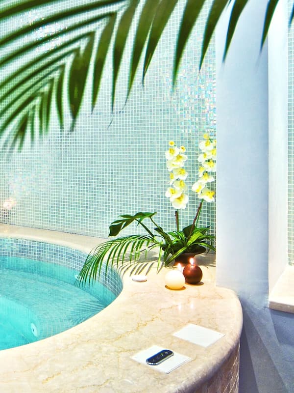 Indoor spa tub