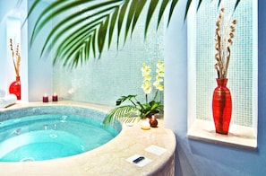 Bañera de hidromasaje cubierta