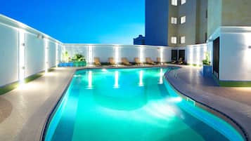 Una piscina al aire libre