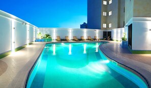 Outdoor pool - Grand Regal Hotel (Doha)