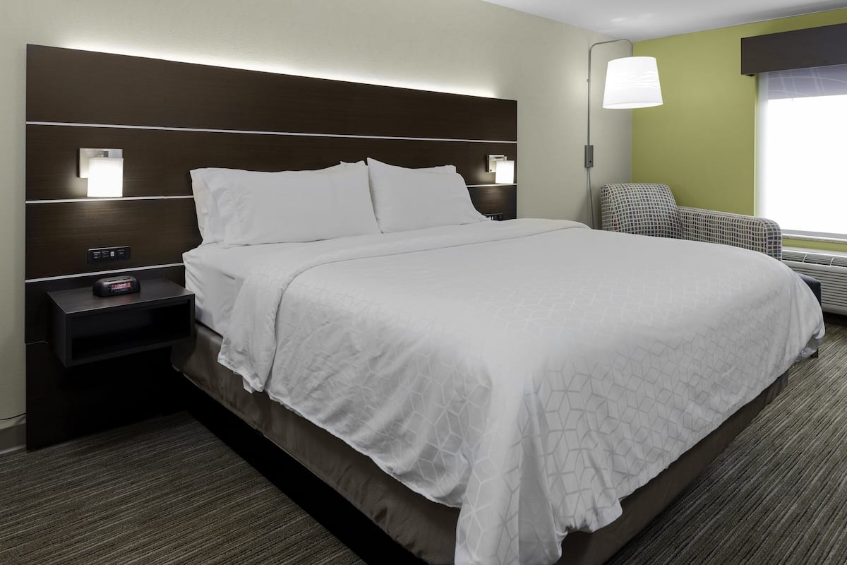 Room, 1 King Bed, Non Smoking (LEISURE) | Premium bedding, pillowtop beds, in-room safe, desk