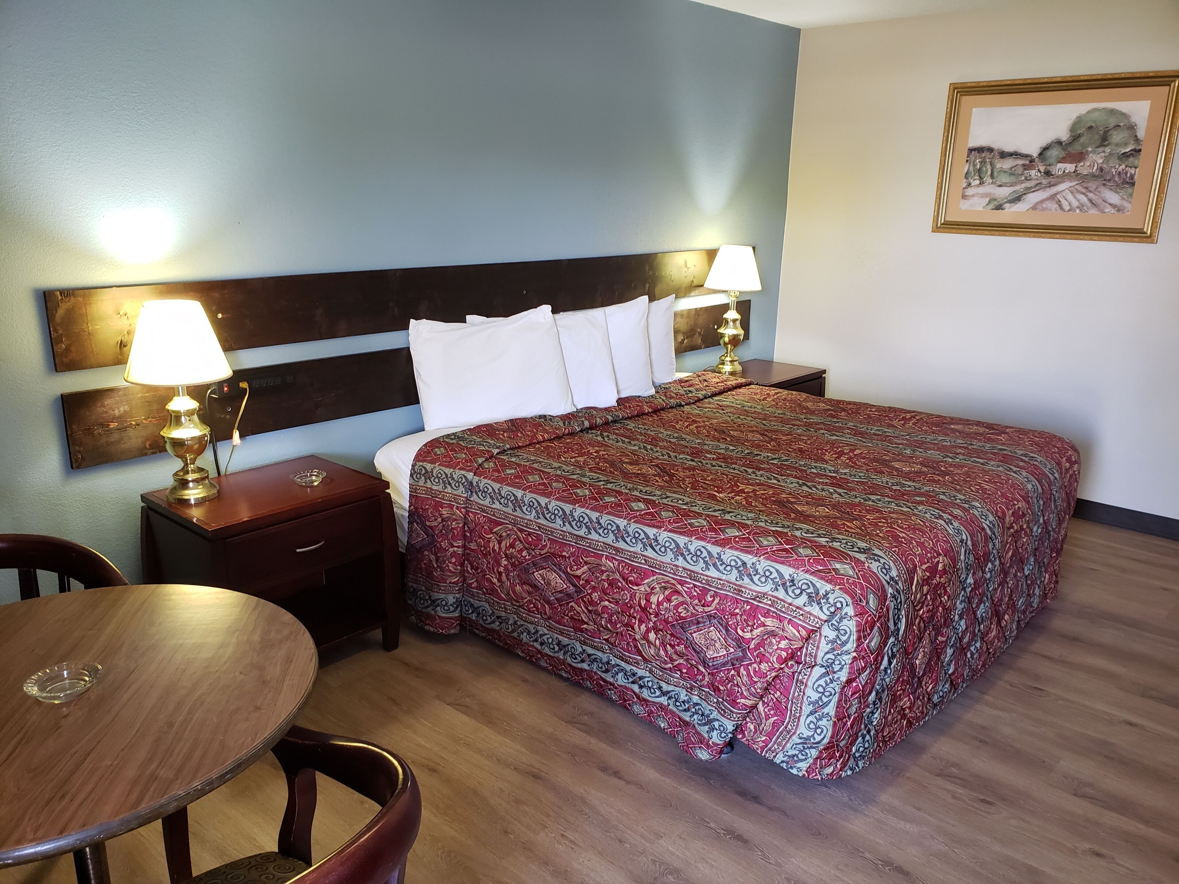 Iron/ironing board, free WiFi, bed sheets