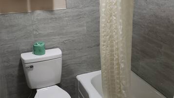 Standard Room, 1 King Bed, Non Smoking | Bathroom | Hair dryer, towels