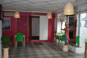 Interior entrance - Résidence de la Tour (Malakoff)