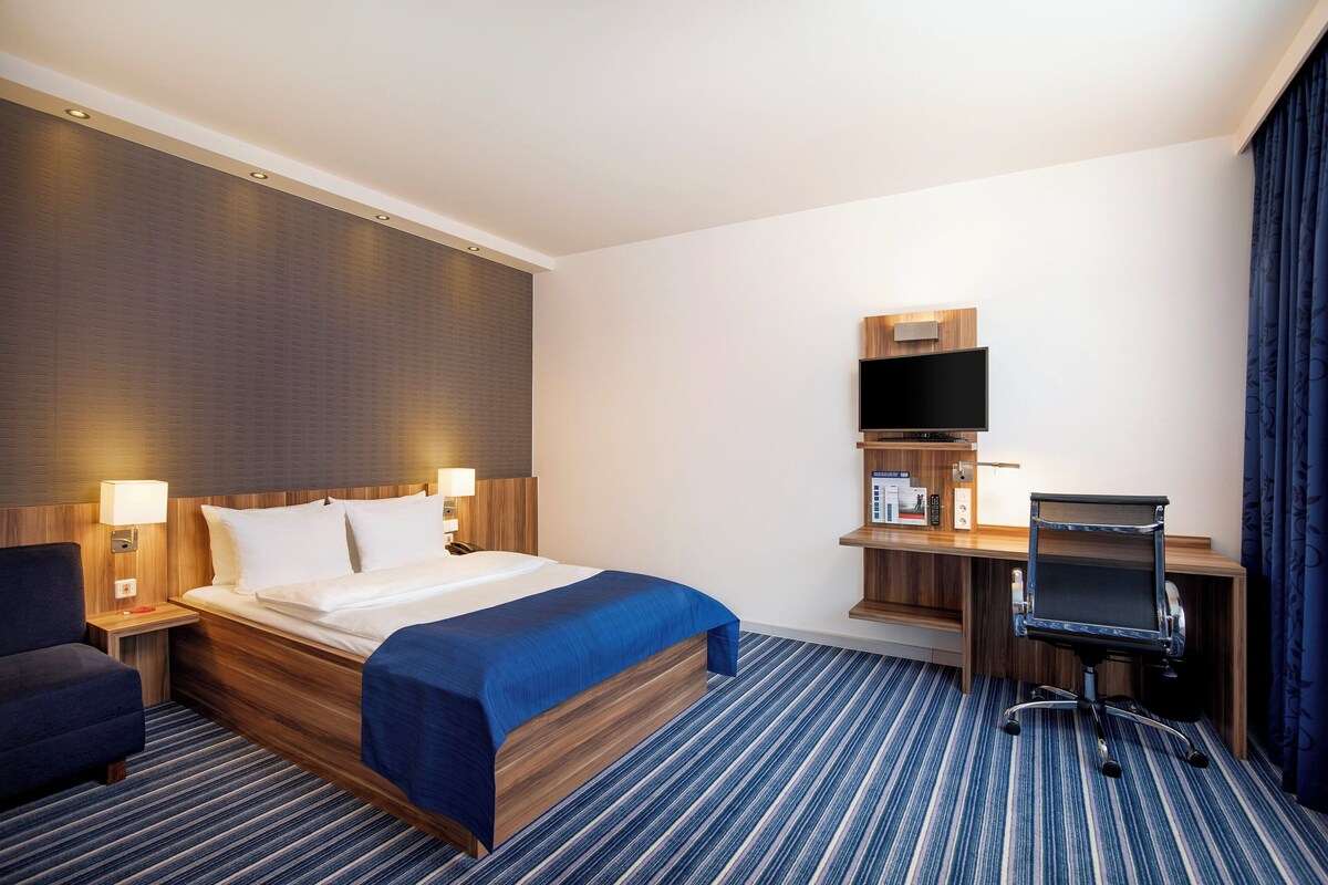 Premium Room | Premium bedding, desk, blackout drapes, soundproofing