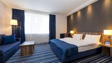 أغطية فراش متميزة ومكتب وستائر تعتيم وتجهيزات عازلة للصوت