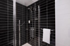Shower, hair dryer, towels - Holiday Inn Express Bremen Airport by IHG (Bremen)