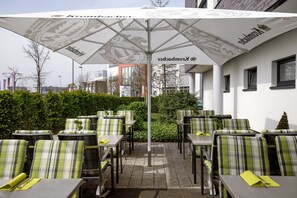 Terrace/patio - Holiday Inn Express Bremen Airport by IHG (Bremen)