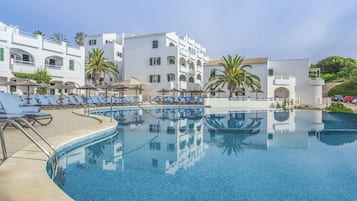 Outdoor pool, sun loungers