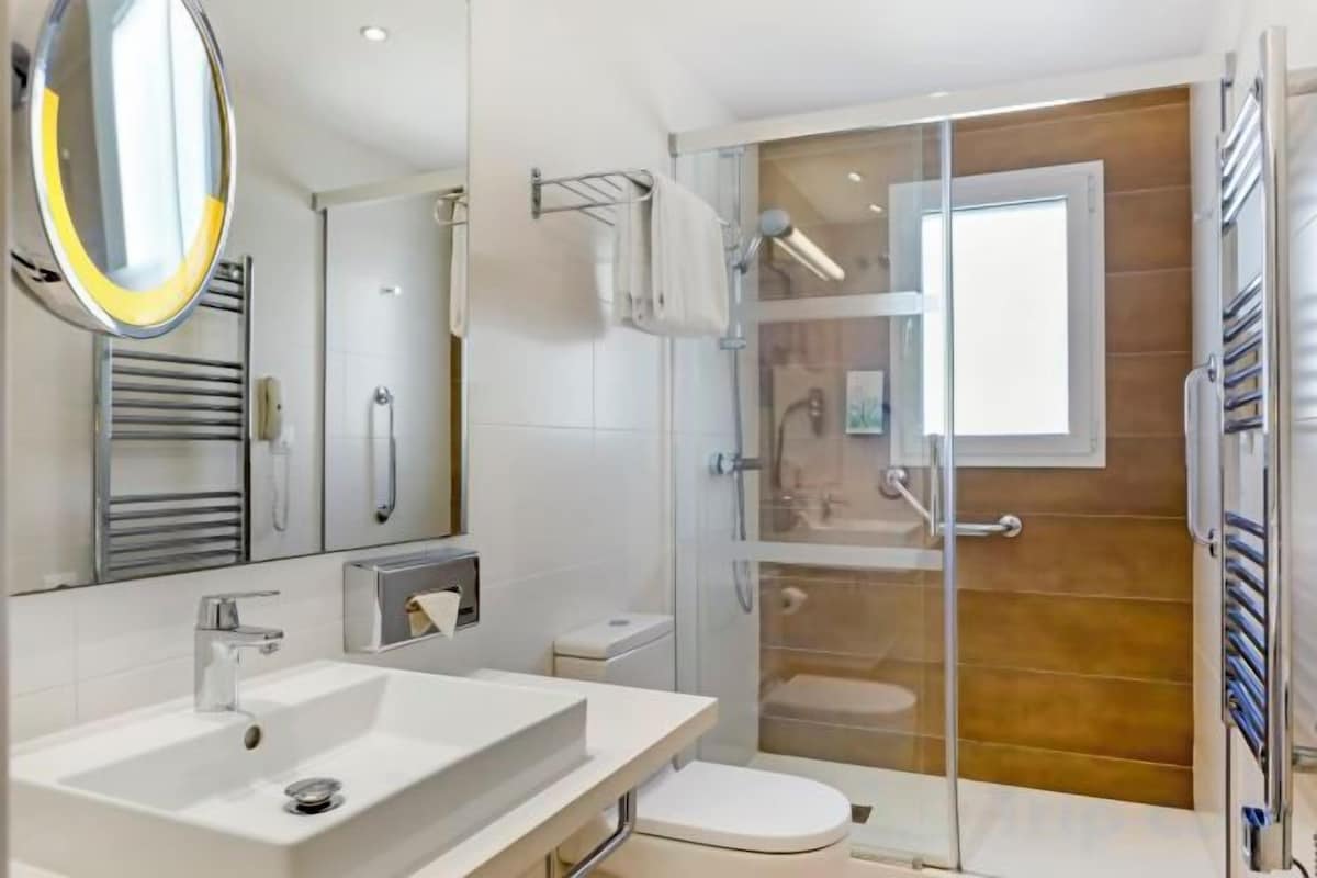 Bathroom | Free toiletries, hair dryer, towels
