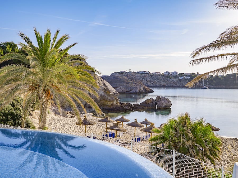 På stranden og hvit sand