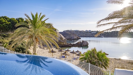 Ubicación a pie de playa y arena blanca. White Sands Beach Club