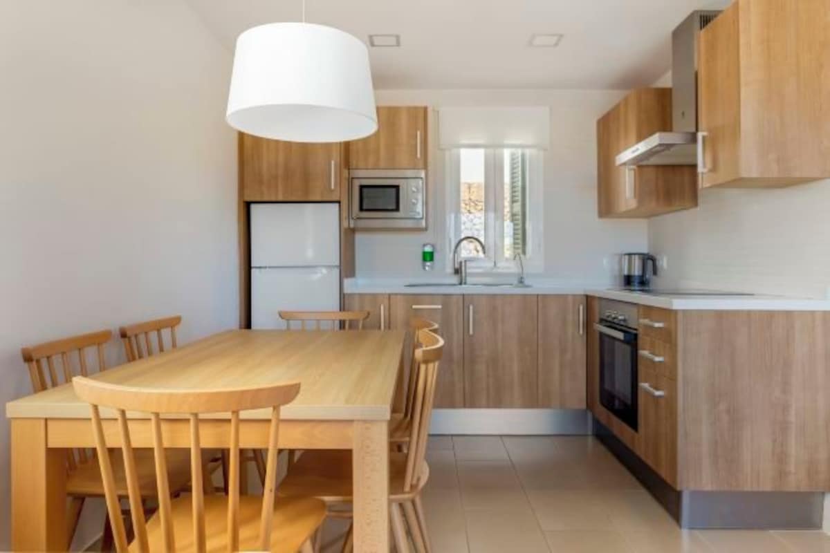Private kitchen | Coffee/tea maker, full-size fridge, microwave, oven