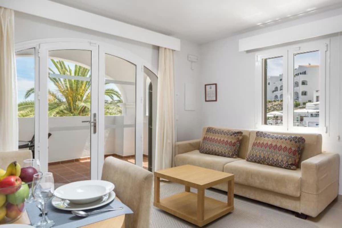 Living area | 32-inch flat-screen TV with satellite channels, TV