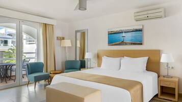 Studio, balkon | Pillowtop-bedden, een kluis op de kamer, een strijkplank/strijkijzer