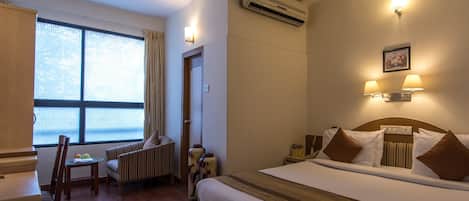 Kamar Eksekutif | Seprai premium, tempat tidur Select Comfort, minibar, dan brankas