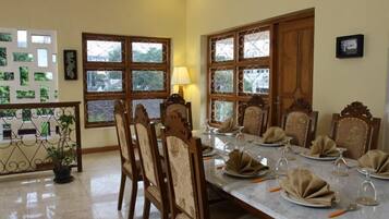 Serveert ontbijt, lunch en diner